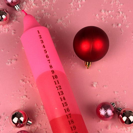 Pink kalenderlys med røde tal