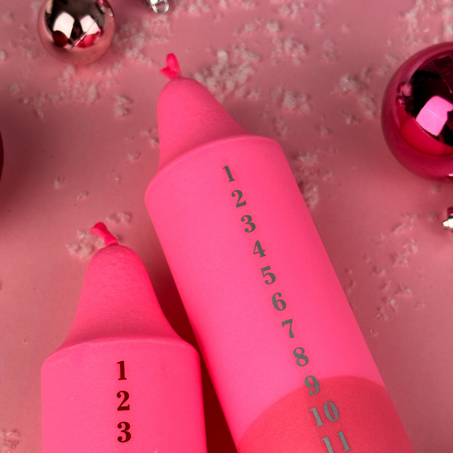 Pink kalenderlys med røde tal