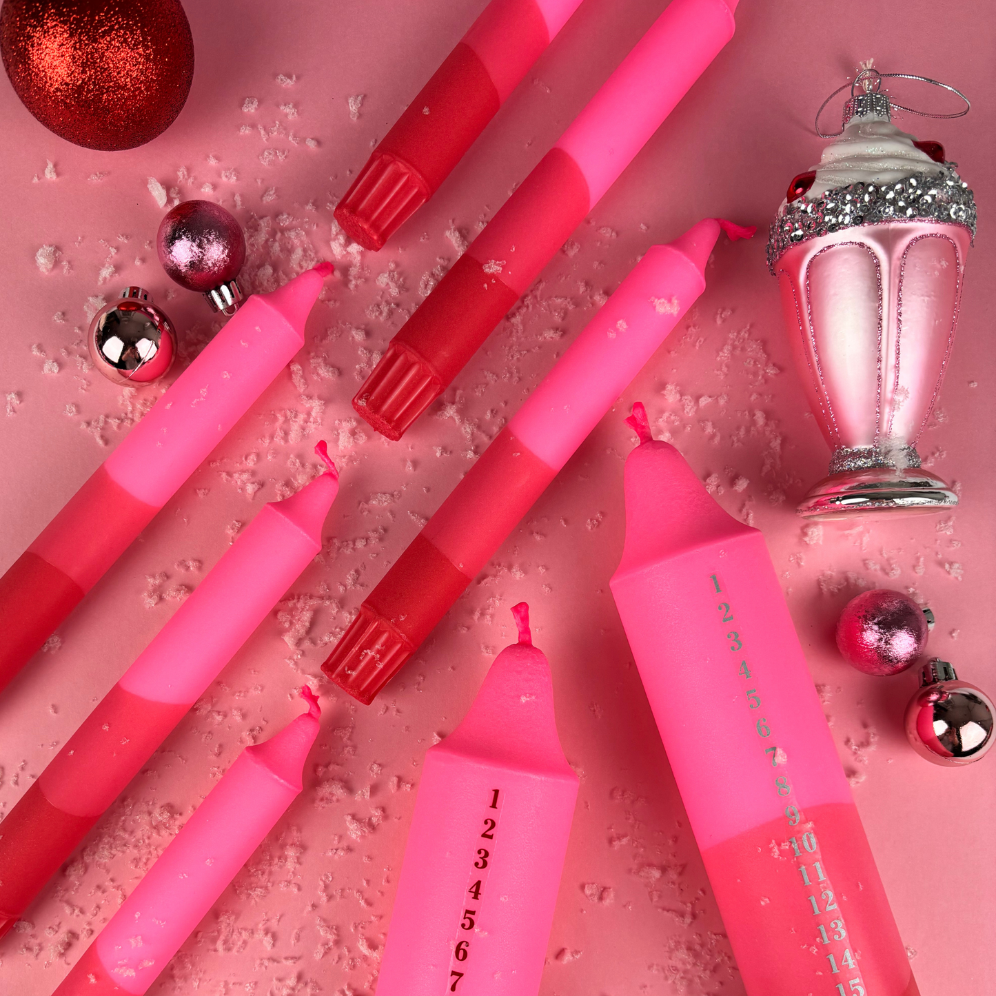 Pink kalenderlys med røde tal